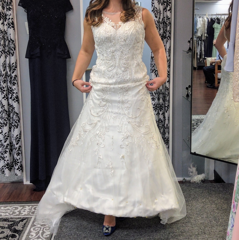 Worn-once bridal gown w/detachable watteau veil